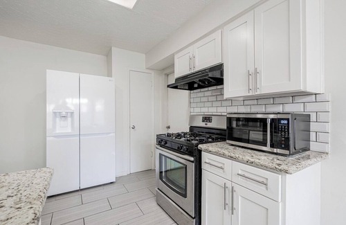 Spring Branch Central House | 2710 Y1 cozy near IKEA Downtown Zoo