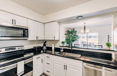 Lawrence House | 2729 Grand Cir · Lawrence Layup - Cozy King Suite, Games, Iowa St