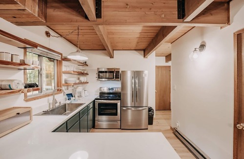 Warnick Cabin | 27gs - Bbq - Pets Ok - Wifi - Sleeps 10 3 Bedroom Home by RedAwning