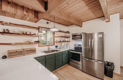 Warnick Cabin | 27gs - Bbq - Pets Ok - Wifi - Sleeps 10 3 Bedroom Home by RedAwning
