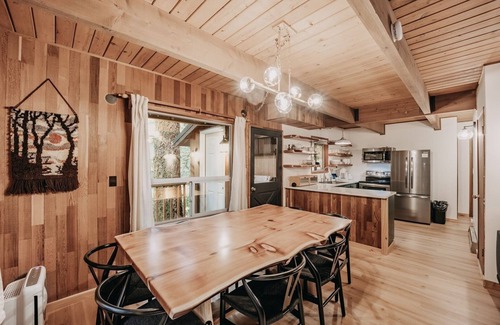 Warnick Cabin | 27gs - Bbq - Pets Ok - Wifi - Sleeps 10 3 Bedroom Home by RedAwning