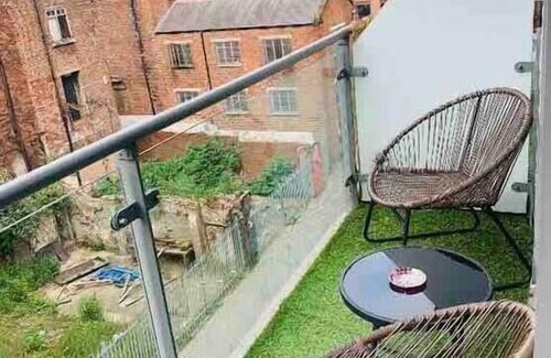 Chinatown Apartment | 28. 2 bed Sleeps 8 Free parking by Concert Square