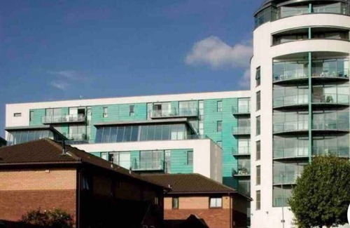 Chinatown Apartment | 28. 2 bed Sleeps 8 Free parking by Concert Square