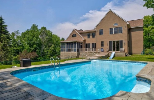 Town of Grafton Ski Chalet | 28 Acre Private Luxury Chalet-Hot Tub-Heated Pool-Game Rooms-16 ppl-pet friendly