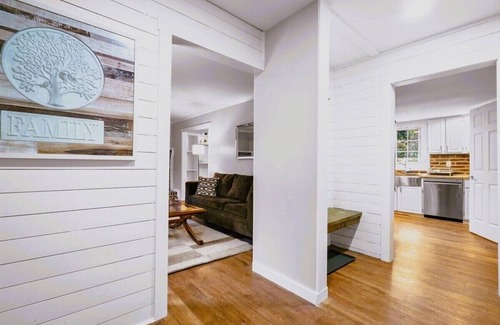 Fredericksburg House | 28+ day stays. Pet & family-friendly. Flexible terms