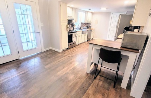 Fredericksburg House | 28+ day stays. Pet & family-friendly. Flexible terms