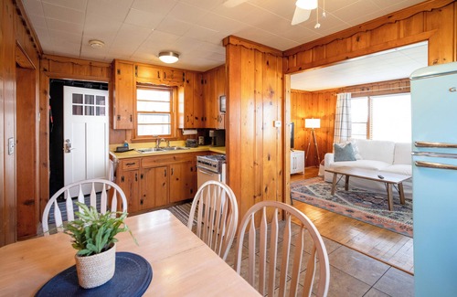 Holland Cottage | 28-Days Stays Available near Holland State Park