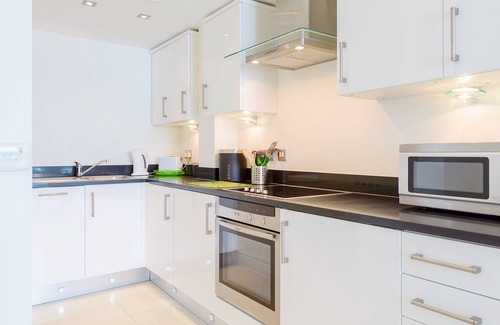 Newquay City Centre Apartment | 28 Rocklands-Modern apartment with fabulous views over Tolcarne beach, town location, secure parking