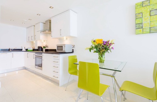 Newquay City Centre Apartment | 28 Rocklands-Modern apartment with fabulous views over Tolcarne beach, town location, secure parking