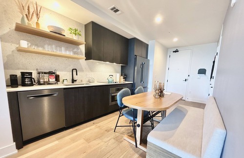 Rainey Street Historic District Condo | 28th Fl condo w/RoofTop Pool, Lake/City Views, Rainey St