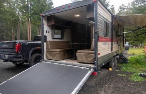 Lewiston House | 29' Deluxe Climate Controlled Toy Hauler Camper - Sleeps 4 Guests.