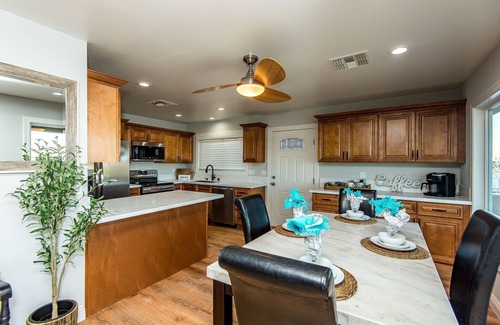 Bullhead City House | 2900sf Riverfront home,no wake zone,5 bdrm, 4 bath Sleeps14,games, Sandy Beach!