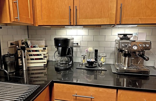French Quarter Apartment | 2B/2B BEAUTIFUL + FULLY Outfitted; GAR. PARK. Avail! MSG US re: OUR SPECIAL!