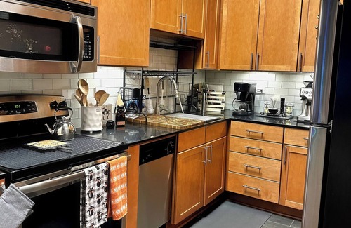 French Quarter Apartment | 2B/2B BEAUTIFUL + FULLY Outfitted; GAR. PARK. Avail! MSG US re: OUR SPECIAL!