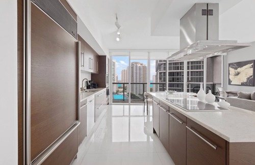 Downtown Miami Condo | 2B/2B Corner Unit w Water View FREE Parking Pool Spa Heart of Brickell