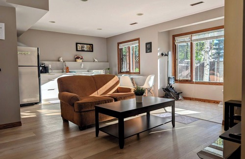Northwest Calgary House | 2B1B comfortable suite