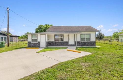 Brownsville Apartment | 2B1B Home Minutes from SPI & Space X