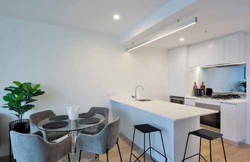 Spring Hill Apartment | 2B2B City Views + Parking