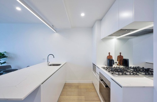 Spring Hill Apartment | 2B2B City Views + Parking
