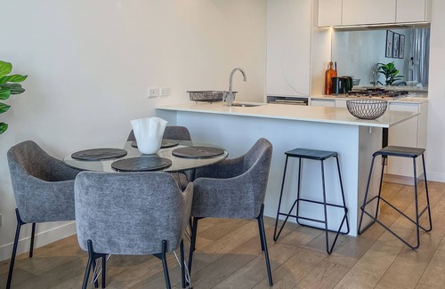 Spring Hill Apartment | 2B2B City Views + Parking