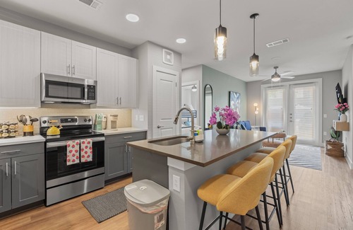 Fort Worth Apartment | 2B2B Luxury 1st Floor Apartment near in Ft Worth with free Parking,Pool,Gym&more