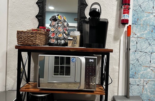 West Little Havana Villa | 2BD/1B/7PPL/Wi-Fi/BBQ/SPA/Free Parking & Washer/Dryer