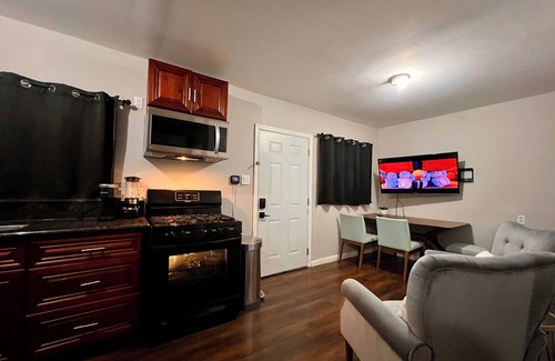 La Mirada House | 2BD~1BA near Freeways and Biola University ~15 min Drive to Disneyland