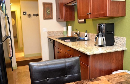 Seaside Condo | 2Bd/1Ba Newly Remodeled Condo 2 blocks to Beach/Convention Ctr/Downtown