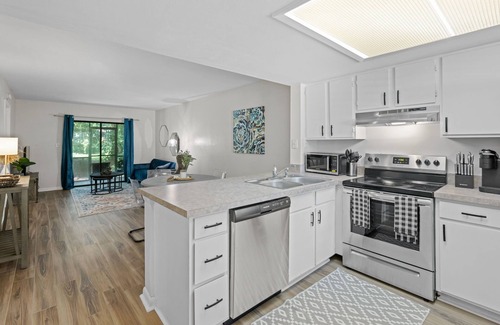 Windsor Forest Condo | 2bd/2ba Condo * Pool * Newly Renovated * 30+ day stays