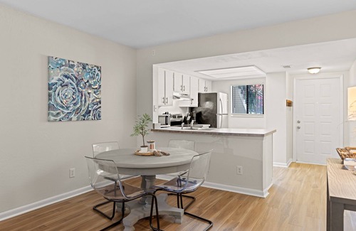 Windsor Forest Condo | 2bd/2ba Condo * Pool * Newly Renovated * 30+ day stays