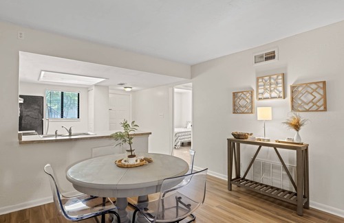 Windsor Forest Condo | 2bd/2ba Condo * Pool * Newly Renovated * 30+ day stays