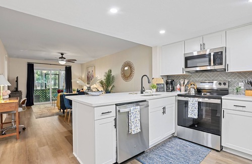 Montgomery Condo | 2bd/2ba Condo * Pool * Renovated * Dogs Welcome * Condo in Savannah*30+ day stay