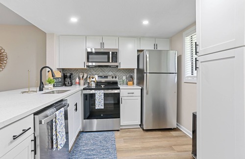 Montgomery Condo | 2bd/2ba Condo * Pool * Renovated * Dogs Welcome * Condo in Savannah*30+ day stay