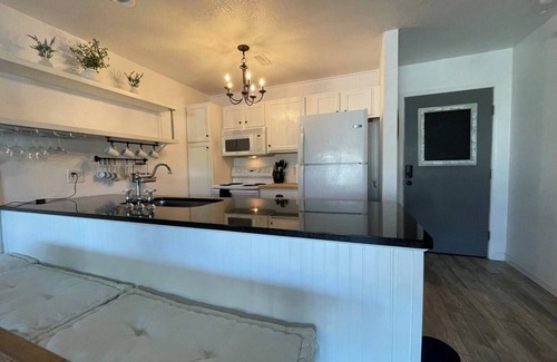 Lake Ozark Condo | 2bd 2ba Lakeview Retreat with onsite boat rental options!