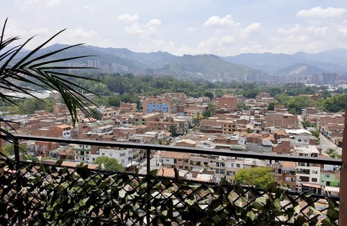 Guayabal Apartment | 2bd/2bth Amazing view + Netflix fast wifi near Poblado