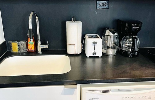 Bathurst Quay Condo | 2BD Condo W Free Parking Near CN Tower
