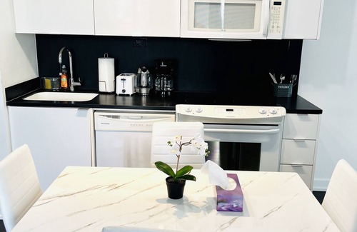 Bathurst Quay Condo | 2BD Condo W Free Parking Near CN Tower