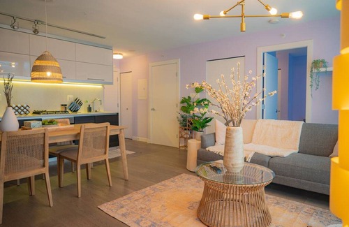 Chinatown Condo | 2BD Downtown Vancouver Condo with Free Parking+AC