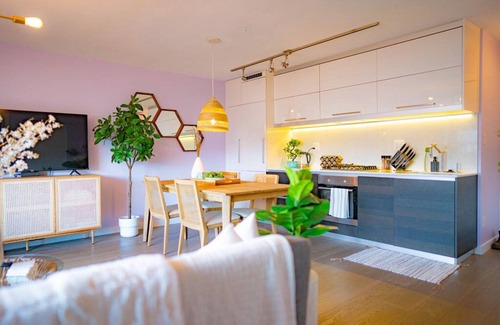 Chinatown Condo | 2BD Downtown Vancouver Condo with Free Parking+AC