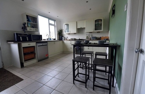 Winterbourne Earls House | 2BD Garden Home - A Short Walk to Stonehenge