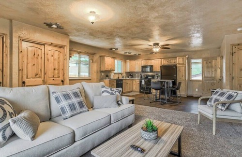 Colorado Springs House | 2BD Getaway Cottage Near Downtown & Hiking
