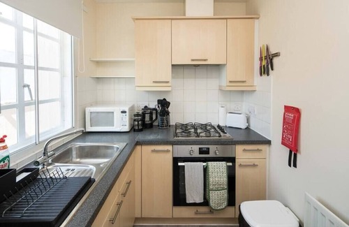 Hackney Apartment | 2BD London Flat - City Buzz and Parkside Serenity