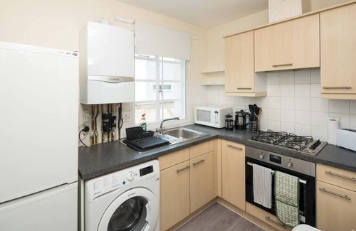 Hackney Apartment | 2BD London Flat - City Buzz and Parkside Serenity