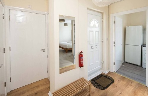 Hackney Apartment | 2BD London Flat - City Buzz and Parkside Serenity