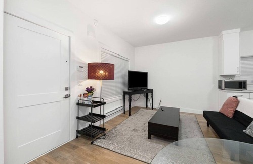Surrey House | 2BD lovely suite in Surrey