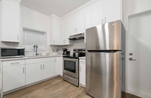 Surrey House | 2BD lovely suite in Surrey