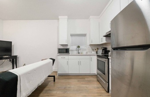 Surrey House | 2BD lovely suite in Surrey