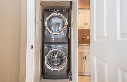 Guelph House | 2bd McArthur · Executive 2br home w/ office space