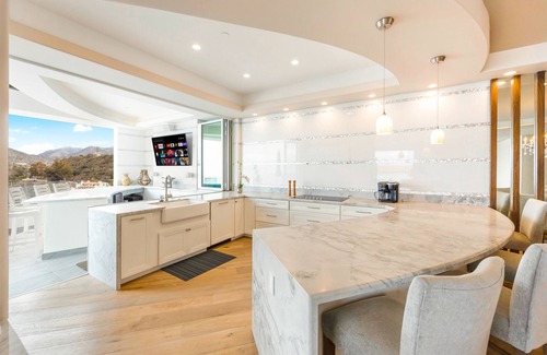 Avalon Condo | 2BD Penthouse Suite, Unobstructed Views in Hamilton Cove (UPPER UNIT), CART & AC