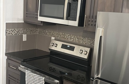 Brownsville Apartment | 2BD Townhome Modern Comfort Heart of the City